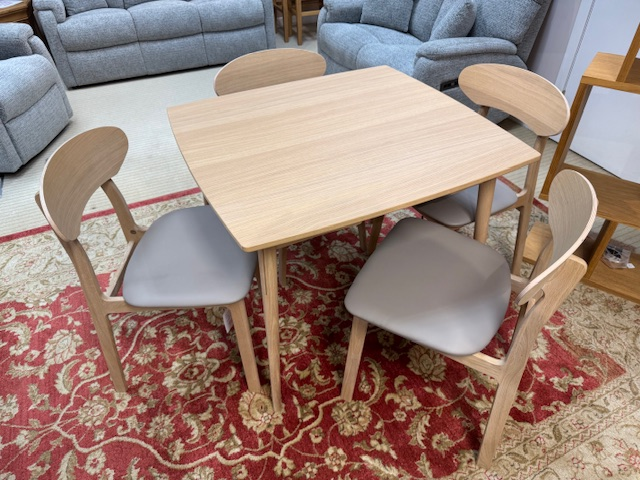 Dining Table & 4 Chairs 85cm X 92cm / 122cm (1 Ext Leaf) / 152cm (2 Ext Leaf)